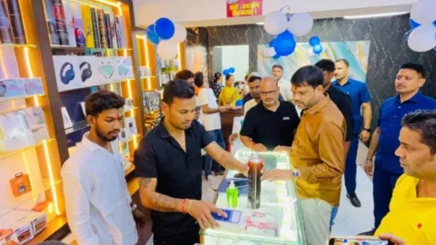 Dhanbad: सरायढेला में खुला फर्स्ट मोबाइल, रिपेयरिंग से होम सर्विस तक सुविधा