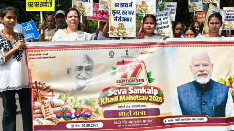 धनबाद में निकली भव्य खादी यात्रा, सैकड़ों कार्यकर्ता और महिला कतिन जुटीं