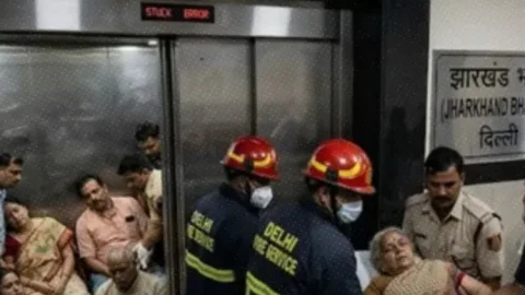 दिल्ली के झारखंड भवन में 1 घंटे लिफ्ट में फंसा पूर्व सांसद का परिवार, 6 बेहोश