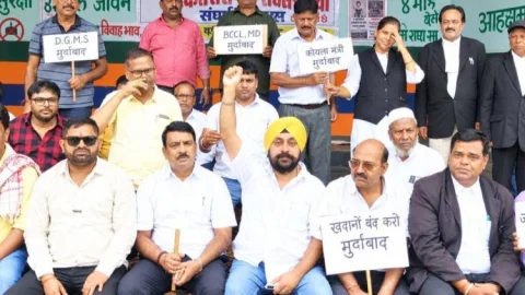 Dhanbad: कतरास में भू-धंसान-अवैध उत्खनन के खिलाफ धरना, राज्यपाल के नाम सौंपा ज्ञापन