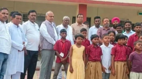 Dhanbad: अनाथ आवासीय विद्यालय में 46 बच्चों की स्वास्थ्य जांच, डॉक्टर ने बांटी दवाएं