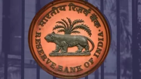 4 साल बाद RBI का बड़ा झटका, रेपो रेट बढ़ा; अब महंगा होगा कर्ज, बढ़ेगी EMI