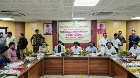 Dhanbad: दिशा बैठक में बड़ा फैसला, दुर्गापूजा से पहले 7-10 दिन में मोटरेबल होंगी सड़कें