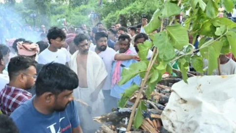 रूपी सोरेन पंचतत्व में विलीन, CM हेमंत सोरेन ने दी मुखाग्नि; नेमरा में उमड़ा जनसैलाब