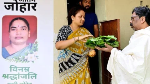 मां रूपी सोरेन की स्मृति में CM हेमंत ने नेमरा में निभाई पारंपरिक रस्म, परोसा भोजन