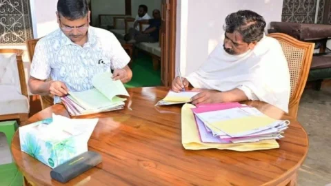 मां के अंतिम संस्कार के दूसरे दिन काम पर लौटे CM हेमंत सोरेन, निपटाईं सरकारी फाइलें