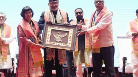 AIIMS Deoghar Convocation: डॉक्टर डिग्री नहीं, सेवा और संवेदना को बनाएं धर्म:उपराष्ट्रपति