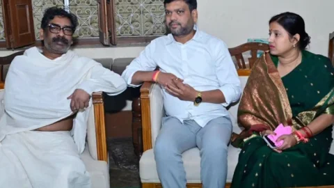 नेमरा पहुंचीं MLA रागिनी सिंह व मेयर संजीव सिंह, रूपी सोरेन को दी श्रद्धांजलि