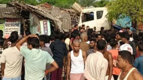 Bokaro :  चाय पी रहे लोगों पर काल बनकर चढ़ा ट्रेलर, दो की मौत; मां-बेटी समेत चार गंभीर