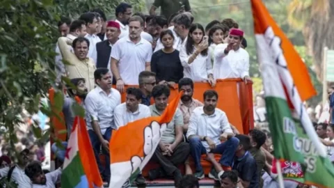 SIR पर अंतरिम रोक लगे, चुनाव आयोग के खिलाफ विपक्ष दलों की सुप्रीम कोर्ट  में याचिका