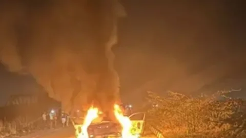पटना एयरपोर्ट से अदाणी प्लांट जा रही CNG कार में लगी आग, ब्लास्ट से पहले कूदे 3 लोग