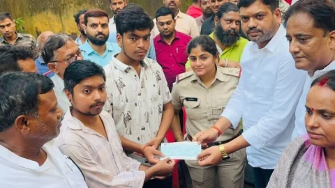 Dhanbad : कतरास में 20 घंटे बाद धरना खत्म, 5 लाख मुआवजा और 2 नौकरी पर बनी सहमति