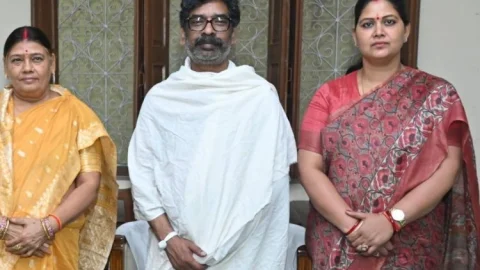 नेमरा पहुंचीं पूर्व मेयर इंदु देवी, रूपी सोरेन को दी श्रद्धांजलि; CM से मिलीं