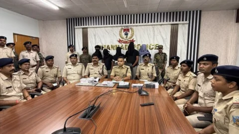 साइबर ठगों पर धनबाद पुलिस का शिकंजा, 5 अरेस्ट, 16 ATM कार्ड, 23 बैंक पासबुक बरामद