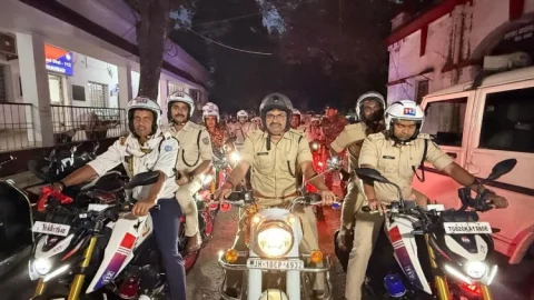 Dhanbad : दुर्गा पूजा पर अलर्ट धनबाद पुलिस, सिटी हॉक्स ने किया फ्लैग मार्च