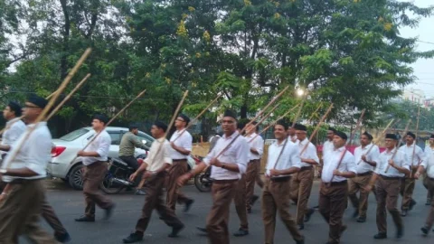 Dhanbad : विजयादशमी पर RSS का शस्त्र पूजन, घोष की धुन पर निकला पथ संचलन