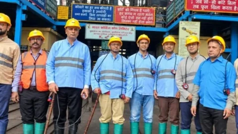 Dhanbad : BCCL की मुनीडीह माइंस में 500 मीटर नीचे उतरे आद्रा DRM, जानें क्या देखा