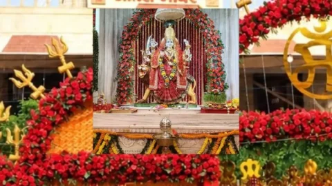 Dhanbad : शक्ति मंदिर में महाअष्टमी पर उमड़ी भीड़, दोपहर 1:30 बजे तक हुए दर्शन