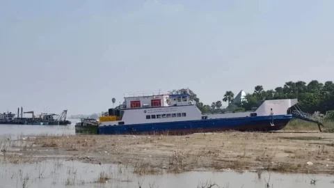 Bhagalpur : 5 दिनों से गंगा में फंसा MV राजेंद्र प्रसाद, अब एयरबैग से रेस्क्यू