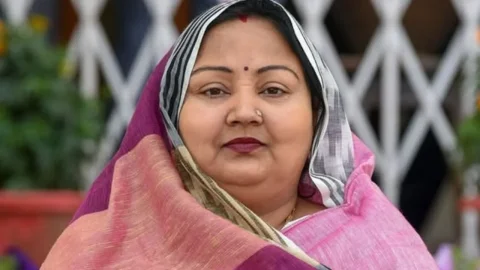 तेजस्वी को छोड़ नीतीश सरकार बचाने वाली नीलम देवी को JDU ने 6 साल के लिए निष्कासन