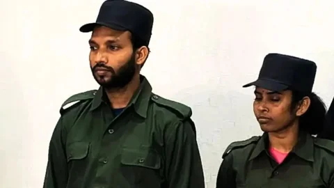 7 लाख के इनामी माओवादी दंपती ने कोलकाता में किया सरेंडर, AK-47 और INSAS सौंपी