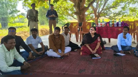 Jharkhand : जमीन पर बैठीं सिमडेगा DC कंचन सिंह, सुनीं मलार समाज की समस्याएं