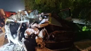यमुना एक्सप्रेस-वे पर मौत का तांडव! रेलिंग तोड़ कार पर चढ़ा बेकाबू ट्रक, 4 की मौत
