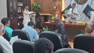  1 घंटे खड़े रहकर धनबाद DC ने सुनी फरियाद, बुजुर्ग को 2 महीने बाद मिला राशन