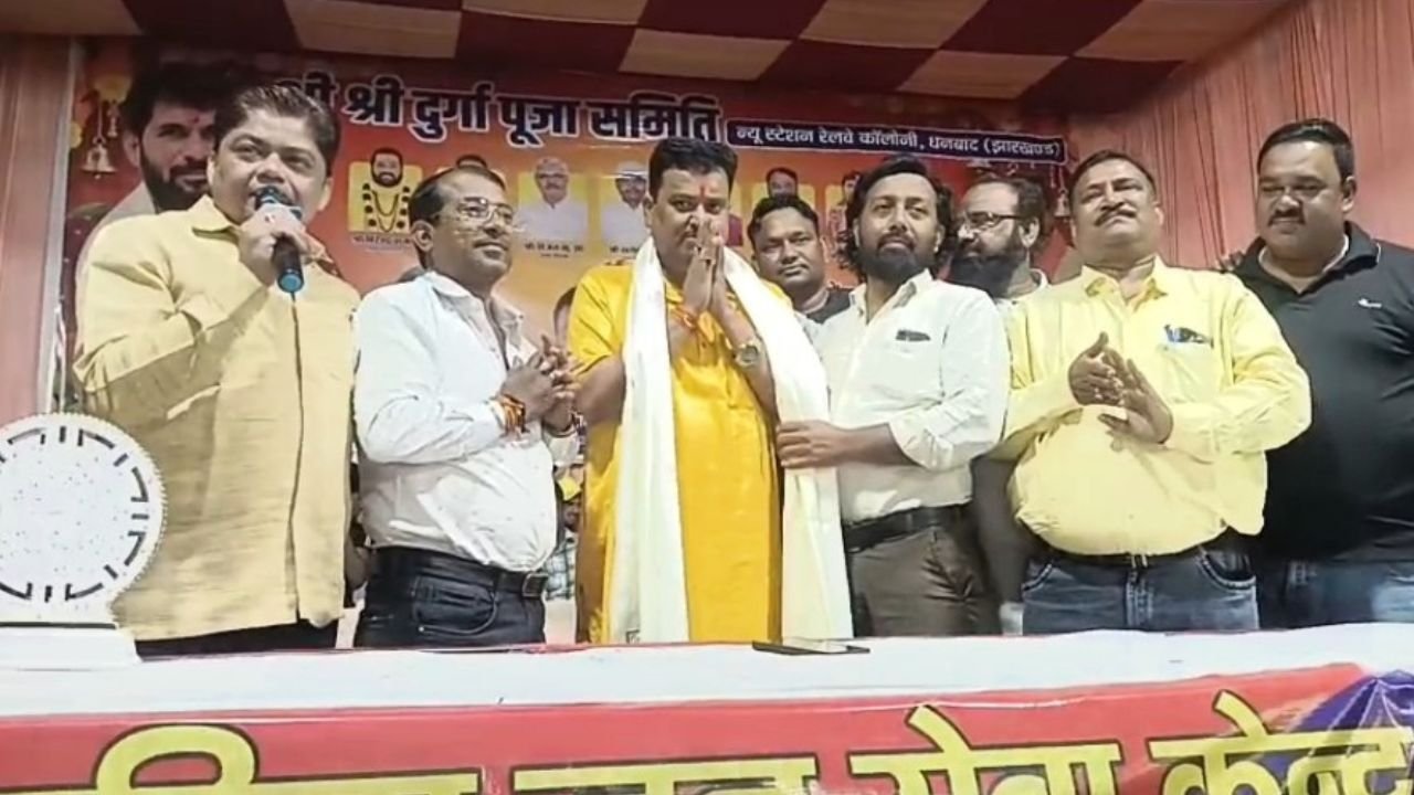 New Station Durga Puja Samiti Gupchup Theme Panda. पूजा समिति के अध्यक्ष को सम्मानित करते चैंबर के पदाधिकारी।